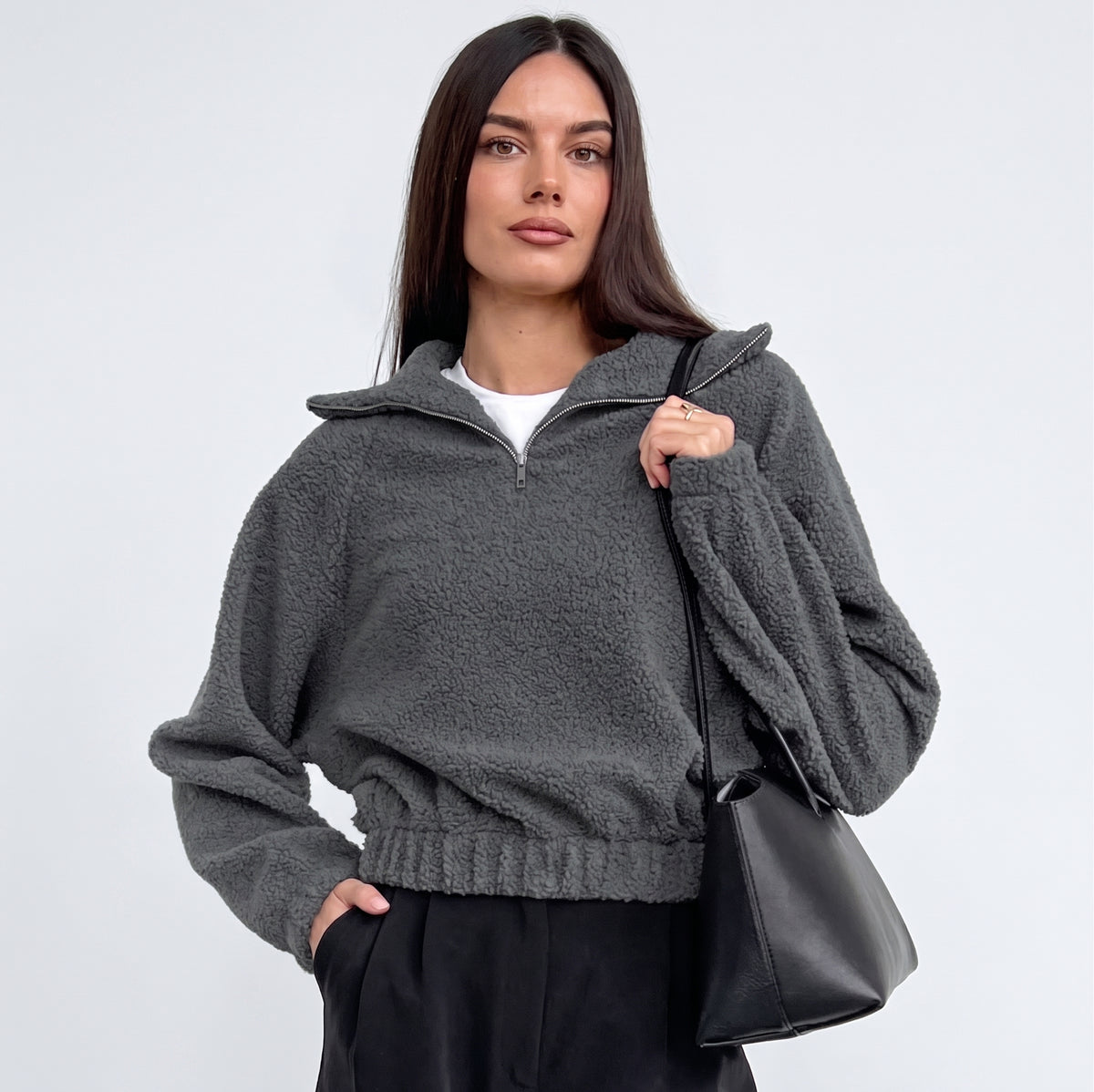 Detalle del cuello y la cremallera de la chaqueta teddy ROHPPER en gris