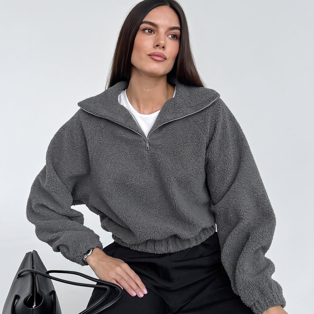 Modelo con chaqueta teddy ROHPPER en gris, vista frontal