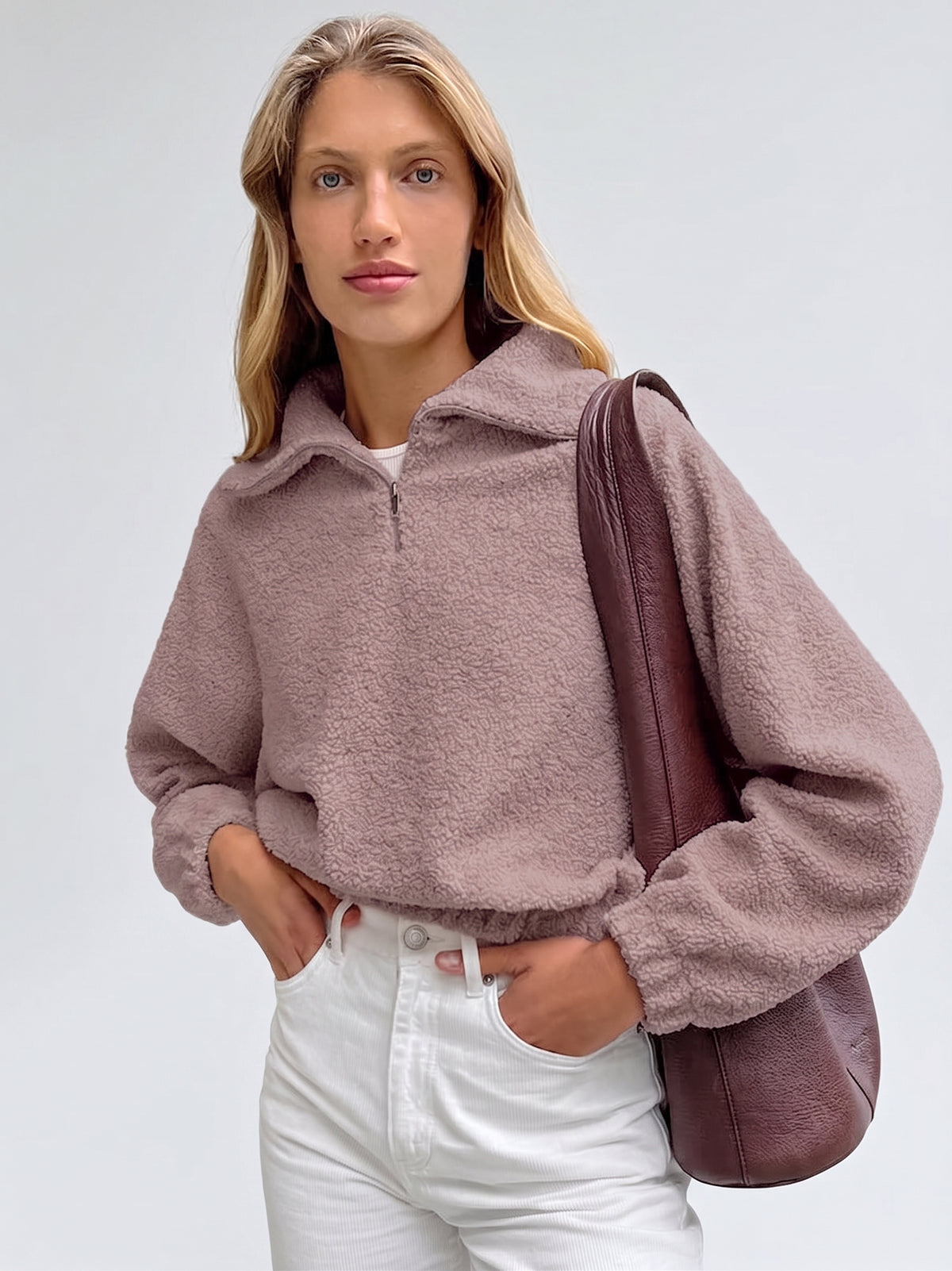 Modelo con chaqueta teddy ROHPPER en malva, vista frontal