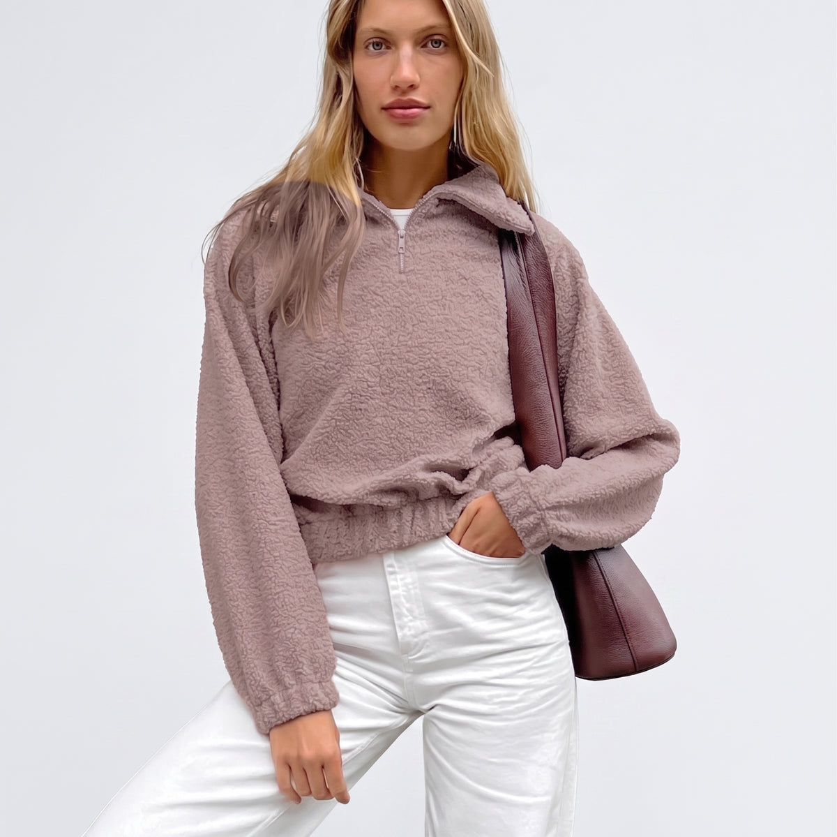 Modelo con chaqueta teddy ROHPPER en malva, angulo lateral
